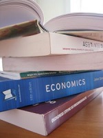Lotta al caro-libri, è il mercatino dell’usato a salvare gli studenti